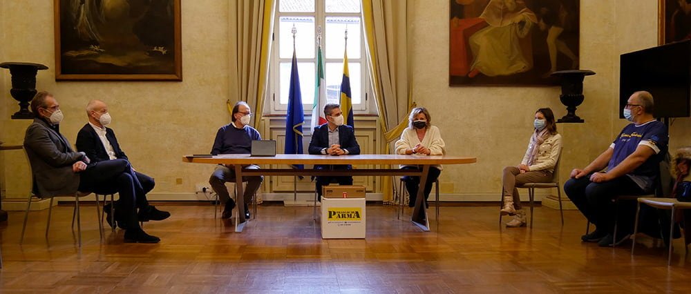 Donazione-Tablet-comune-parma-runione-tavola (1) tablet donati da infor al comune di parma per studenti
