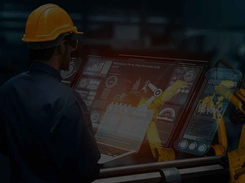 operaio che gestisce con software di smart factory i macchinari industriali